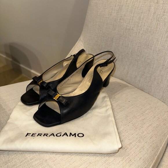 Vintage Salvatore Ferragamo Navy Bow Slingback Heels – Size 8.5C - Picture 4 of 15